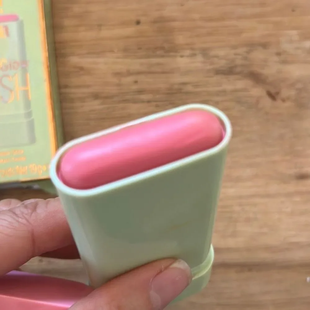 New Pixi on the glow blush fleur. Pink